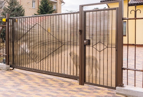 Купить ворота из профлиста с элементами ковки, с металлическими столбами в рамке или под дерево в Усть-Лабинске от 153181 руб