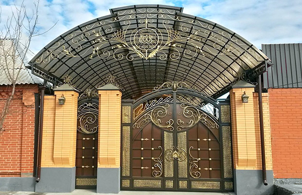 Купить или заказать ворота для дома с навесом - стильные и надежные решения для вашего участка в Усть-Лабинске от 41512 руб | ВоротМастер-Улб